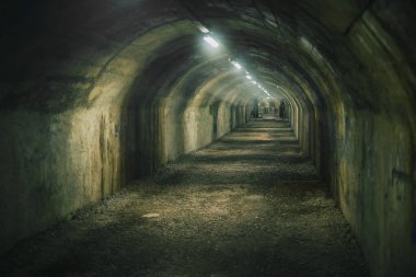 Savaş sırasında Rijeka 'da yapılan bombalama önleme tüneli. Yeraltı tüneli yapan bir adamın sıcak ve nemli atmosferi. Korkunç yeraltı tüneli.