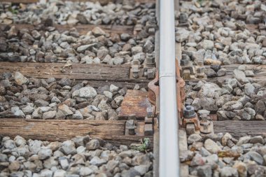 Soğuk hava şartları nedeniyle kırık ya da kırık demiryolu ya da demiryolunun geçici onarımı. Üzerinde metal plaka olan kırık bir demiryolu manzarası. Aşınma ve yırtılma nedeniyle rayların çatlaması.