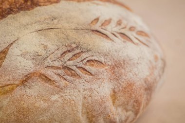 Slovenia 'da geleneksel somun ekmek. Kabuğundaki yaprakların ve buğdayların oyulmuş resimlerinin detaylarıyla. Süslü, şenlikli ekmek..