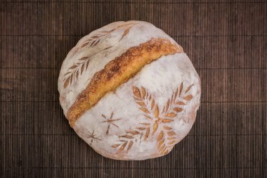 Slovenia 'da geleneksel somun ekmek. Kabuğuna yaprak ve buğday oymaları yapılmış. Süslü, şenlikli ekmek..