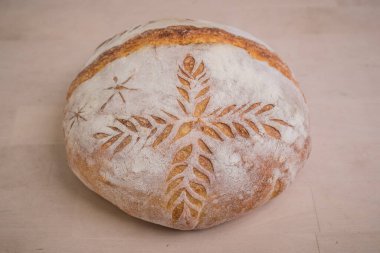 Slovenia 'da geleneksel somun ekmek. Kabuğuna yaprak ve buğday oymaları yapılmış. Süslü, şenlikli ekmek..