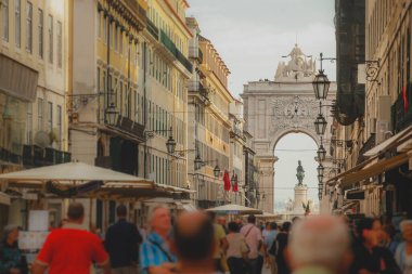 Ünlü kemerli Rua Augusta ya da Portekiz 'in Lizbon şehrinde bir yaz günü bekleyen turist kruvazörlü Arco da Rua augusta.