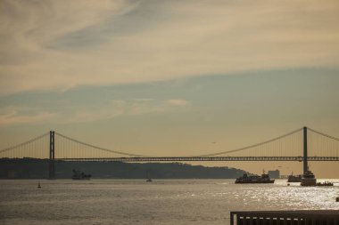 25. Pont de 25 'in taslağı. 25 Nisan, güneşli bir yaz günbatımında Lizbon, İspanya' da briç..