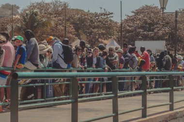 ILLE DE GOREE, SENEGAL, 11.2.2018: Ünlü bir köle adası olan Goree 'de Dakar' a gemi transferi için sırada bekleyen bir grup turist ve yerli.