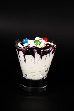 Sıcak çikolata ya da kahve bardağında koyu renkli tutacağı olan bir içecek. Görünür Hindistan cevizi kırıntıları, süt, krema ve diğer tatlı malzemeler ve şeker.