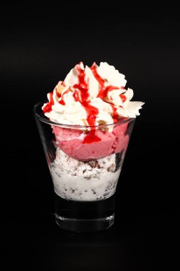 Sıcak çikolata ya da kahve bardağında koyu renkli tutacağı olan bir içecek. Görünür Hindistan cevizi kırıntıları, süt, çırpılmış krema ve diğer tatlı malzemeler ve dondurma.