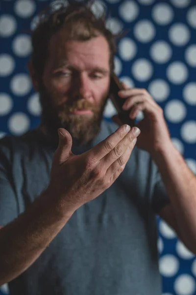 Hipster Görünümlü Bir Adam Telefondayken Avucuna Eline Bakıyor Yaralanması Nedeniyle — Stok fotoğraf