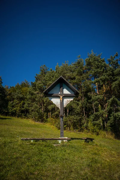 Crucifixo Madeira Com Jesus Prado Topo Colina Cercado Por Uma — Fotografia de Stock