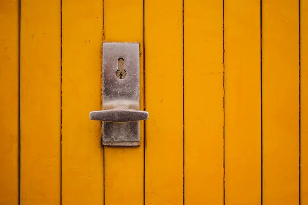 Punho Metal Uma Fechadura Uma Porta Garagem Cor Amarela Botão — Fotografia de Stock