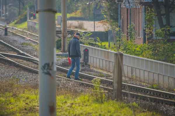 Człowiek Nielegalnie Przejeżdżający Przez Tory Kolejowe Stwarzający Zagrożenie Dla Ruchu — Zdjęcie stockowe