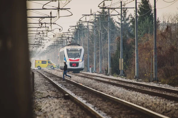 Mann Läuft Unwissentlich Mit Herannahendem Weißen Personenzug Über Bahngleise Ein — Stockfoto