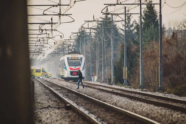 Mann Läuft Unwissentlich Mit Herannahendem Weißen Personenzug Über Bahngleise Ein — Stockfoto