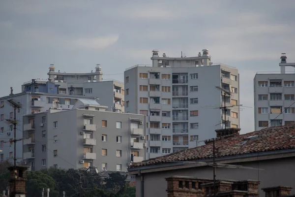 Stadtblöcke Oder Eigentumswohnungen Einer Stadt Von Rijeka Kroatien Einem Sonnigen — Stockfoto