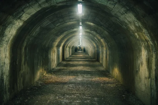 战争期间在里耶卡建造的反轰炸隧道 一个人在地下隧道里制造了闷热潮湿的气氛 可怕的地下隧道 — 图库照片