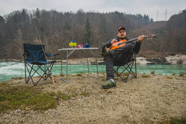 Hombre Naturaleza Acampando Aire Libre Sentado Una Silla Tocando Una — Foto de Stock