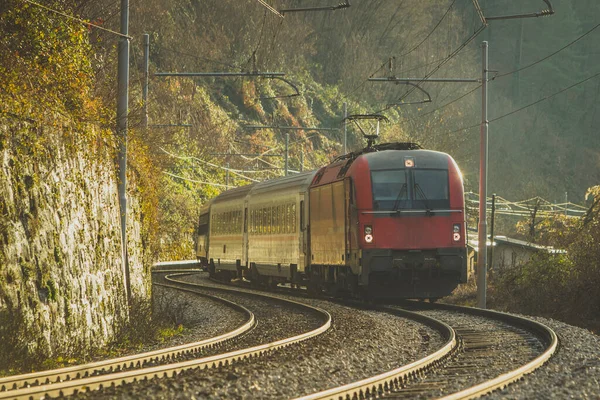 Personenzug Einer Kurve Mit Einer Modernen Roten Lokomotive Bei Sonnigem — Stockfoto