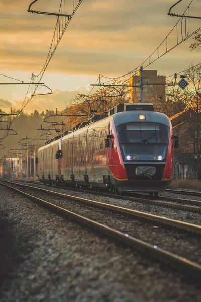 Roter Personenzug Europäischen Stils Modernen Typs Auf Geradem Gleis Urbaner — Stockfoto