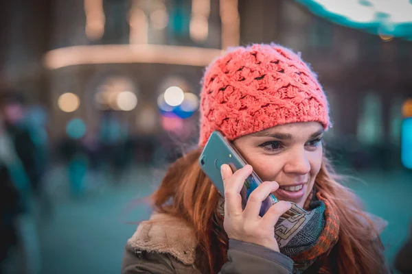 Jonge Blanke Vrouw Aan Telefoon Een Stad Tijdens Winter Koud — Stockfoto