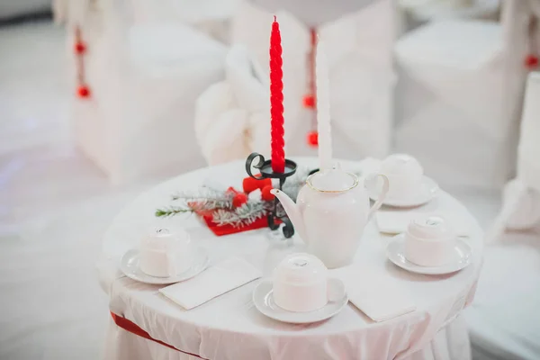 Romantická Slavnostní Večeře Červenými Bílými Svíčkami Bílém Ubrusu Ubrouscích Romantický — Stock fotografie