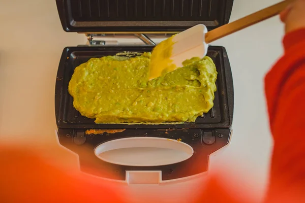 Mujer Haciendo Preparando Omlette Aguacate Esparcido Una Tostadora Buena Comida — Foto de Stock