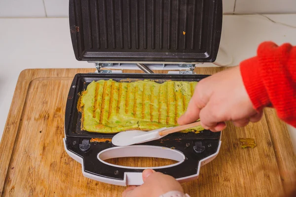 Tost Makinesinde Avokado Omleti Yapan Hazırlayan Bir Kadın Avokado Tabanından — Stok fotoğraf