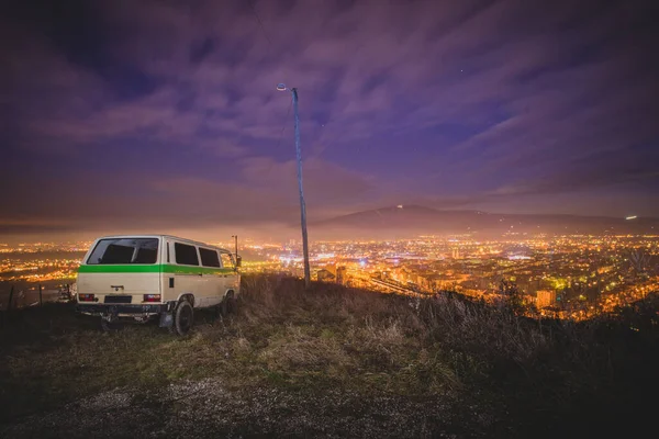 Panorama Nocturno Una Ciudad Maribor Con Una Furgoneta Aparcada Cima — Foto de Stock