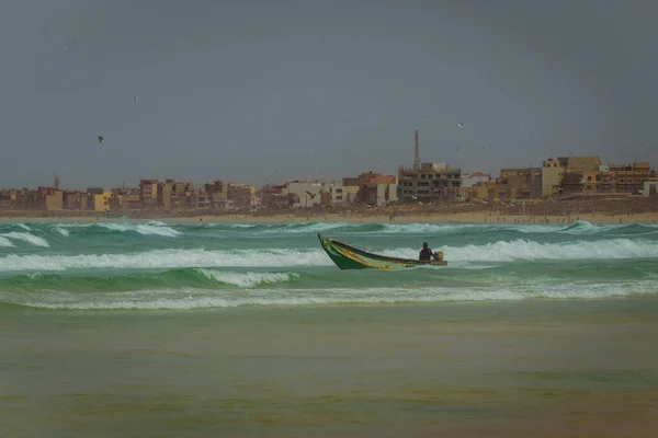 Pescador Solitario Está Montando Piragua Piraga Típico Barco Pesca Senegalés — Foto de Stock