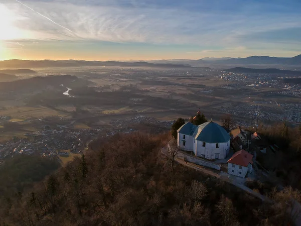 位于斯洛文尼亚卢布尔雅那附近的斯马拉戈拉或圣玛丽山的空中全景 日出时拍摄 在早晨的阳光下 卢布尔雅那全景尽收眼底 教堂在前面 — 图库照片