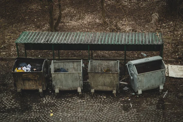 쓰레기통이 쓰레기통이 도시의 구획에 생태학적 쓰레기 처리장에서 바라본 — 스톡 사진