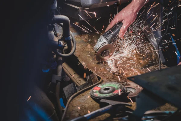 Mãos Nuas Homem Usando Moedor Ângulo Para Cortar Excesso Metal — Fotografia de Stock
