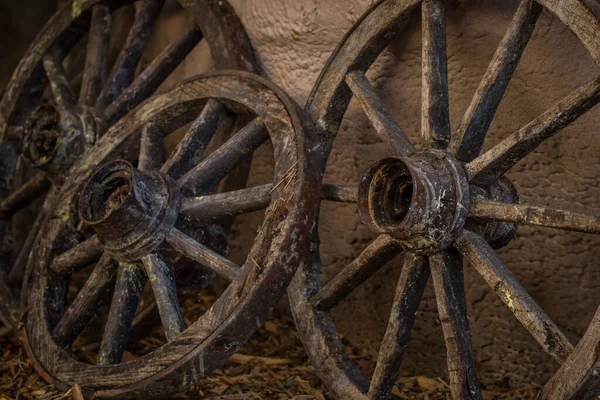 Houten Wielen Die Muur Rusten Sluiten Van Houten Koetswielen Rustend — Stockfoto