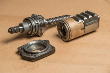 Arabadan hidrolik direksiyon ünitesi arızalanmış. Görünür erkek Milli ve teflon yüzüklü pirinç piston. Servo birimi birleştirilmeye hazır..