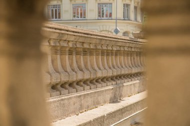 Slovenya 'nın başkenti Ljubljana' da, ejderha köprüsündeki beton sütunların ayrıntıları.