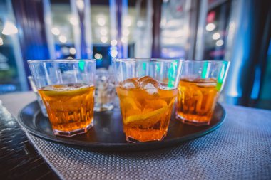 İştah açıcı içecekler ve içkiler bir barda servis panosunun önünde pary 'de ilk misafirleri bekliyor. Parti atmosferi ve ön planda biraz içki.