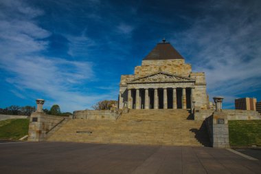 Melbourne 'daki Anma Tapınağı - Avustralya, Victoria, güneşli bir günde bazı bulutlarla. Hatıra Tapınağı 'nın manzarası, merdivenlerden bakıyor..