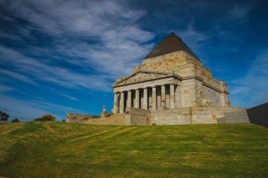 Melbourne 'daki Anma Tapınağı - Avustralya, Victoria, güneşli bir günde bazı bulutlarla. Anı Tapınağı 'nın Manzaralı Görünümü.
