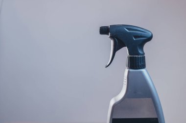 Temizlemek ve işletmek için kullanılan plastik sprey şişesinin yan görüntüsü. Şişeden damlalar her yere püskürtülüyor. Operasyonel plastik sprey şişesinin yan görüntüsü.