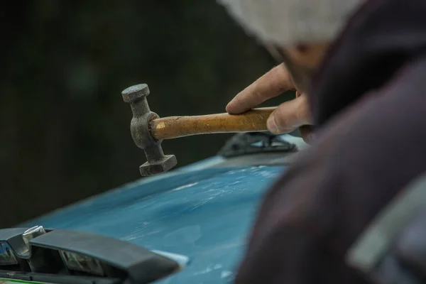 Oto Tamircisi Metal Araba Kılıfında Gövdesinde Çekiç Kullanarak Göçükleri Düzeltiyor — Stok fotoğraf