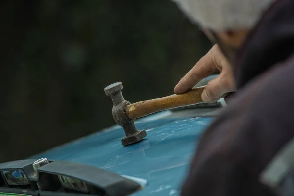 Oto Tamircisi Metal Araba Kılıfında Gövdesinde Çekiç Kullanarak Göçükleri Düzeltiyor — Stok fotoğraf