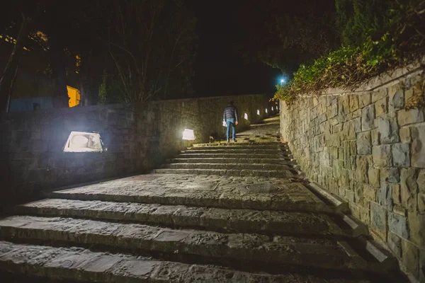 Una Fila Escaleras Piedra Lentamente Inclinándose Derecha Durante Noche Una —  Fotos de Stock