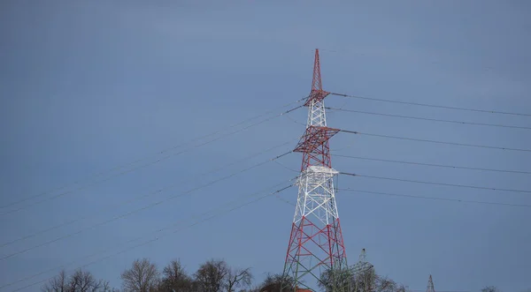 Czerwono Białe Kolorowe Elektryczne Linie Energetyczne Wieża Szczycie Wzgórza — Zdjęcie stockowe