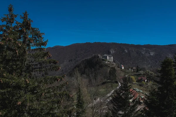 斯洛文尼亚科尔帕附近科斯特尔村部分修复的中世纪城堡的空中全景 阳光明媚 蓝天晴朗 美丽的城堡全景 透过树林眺望 — 图库照片