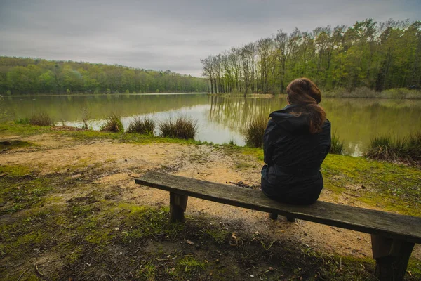 Mujer Sentada Banco Orillas Bukovnisko Jezero Lago Prekmurje Eslovenia Frío — Foto de Stock