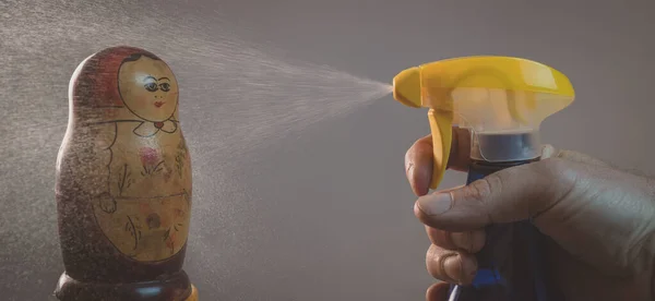 Mano Desnuda Sosteniendo Una Botella Spray Limpiando Babushka Gotas Botella —  Fotos de Stock