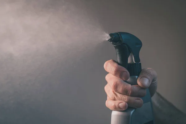 Temizlemek Işletmek Için Çıplak Elle Bir Sprey Şişesi Tutuyor Şişeden — Stok fotoğraf