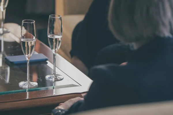 Fiesta Champán Dos Copas Champán Una Mesa Cócteles Con Una — Foto de Stock