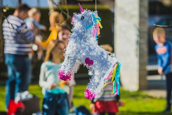 Bílá Pinata Tvaru Osla Visící Stromě Dětmi Čekajícími Zasáhnou Pozadí — Stock fotografie