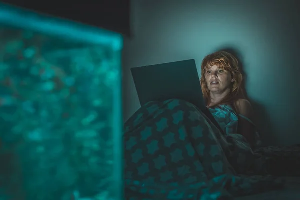 Red Haired Woman Laptop Bed Late Night Photo Woman Using — Stock Photo, Image