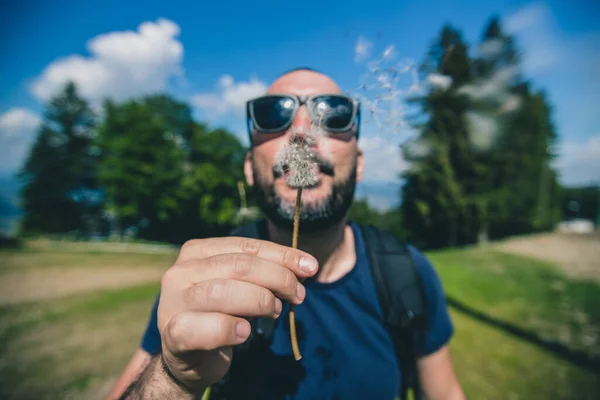 Portrait Frontal Beau Jeune Homme Barbu Soufflant Une Fleur Pissenlit — Photo