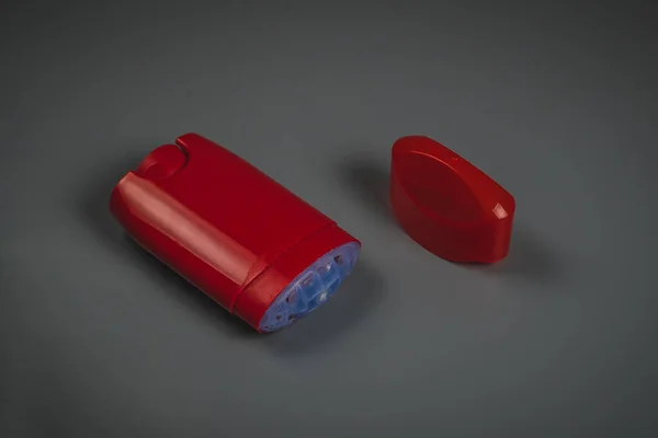 Tomma Röda Deodorant Pinne Med Öppen Topp Grå Bakgrund Synlig — Stockfoto